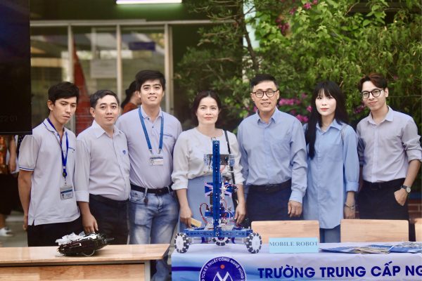 Đoàn Hướng nghiệp trường TCN Hùng Vương cùng gian hàng triển lãm nghề nghiệp tai trường THCS Dương Bá Trạc