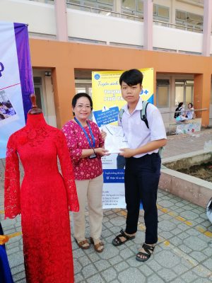 Học sinh hào hứng check in nhận quà