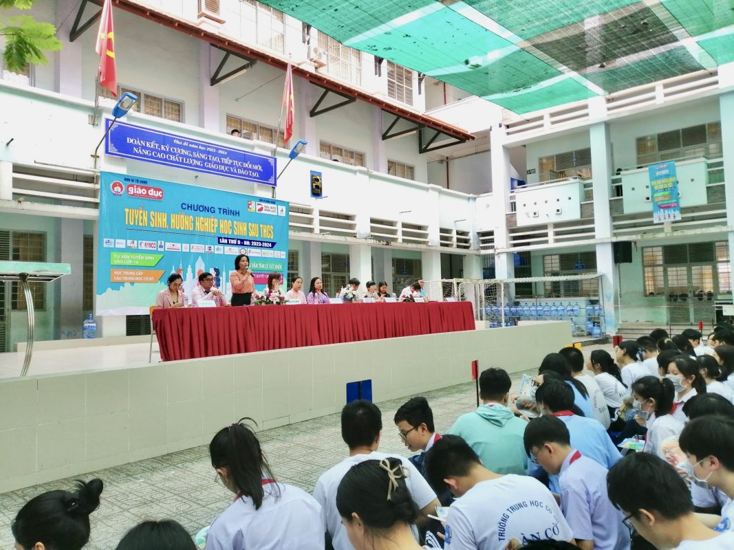 Cô Phạm Thị Hoa giải đáp thắc mắc cho các em học sinh